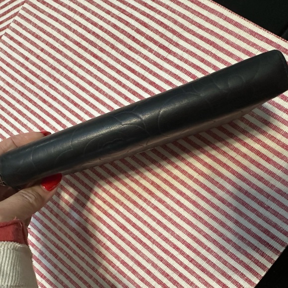 Chanel Camillia calfskin zip wallet. - Picture 2 of 12